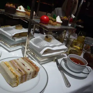 Festligt afternoon tea i London